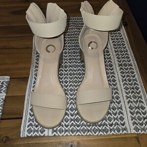 AMAZING CONDITION SANDALS